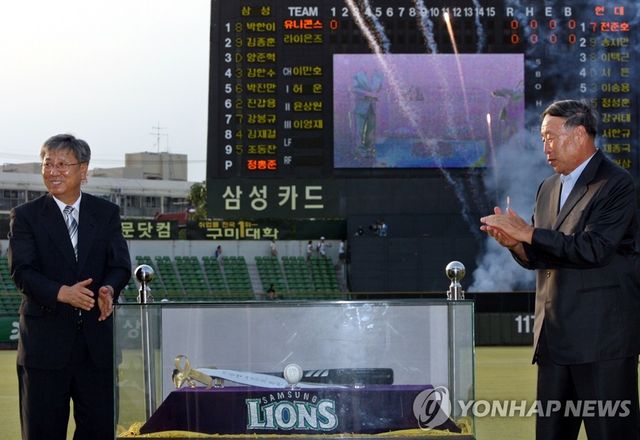 이승엽 전 두산 감독의 아버지 이춘광(왼쪽)씨
