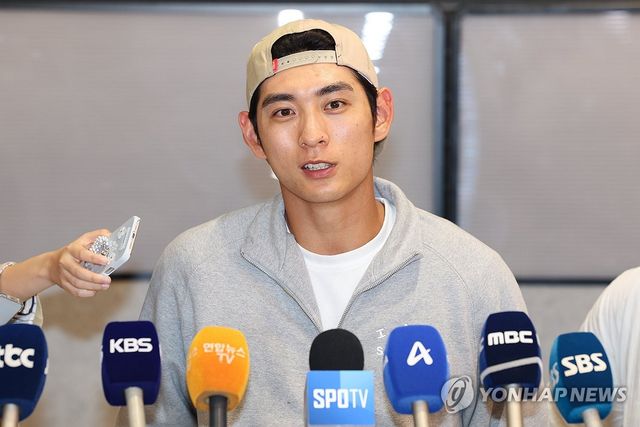 취재진 질문 답하는 이정후