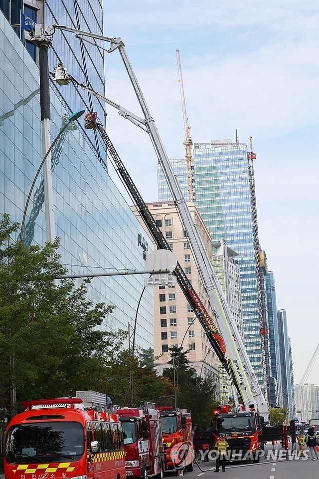 화재 진화하는 고가사다리차