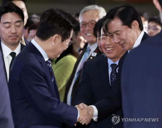 인사하는 이재명 대통령과 조국 대표