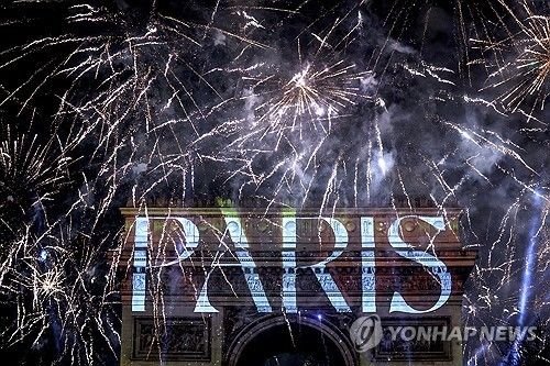 2024년 12월31일 샹젤리제 거리 개선문에서 열린 새해맞이 불꽃축제