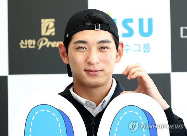 이정후, 수줍은 볼 하트