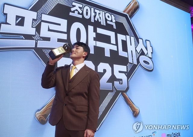 포즈 취하는 kt 안현민