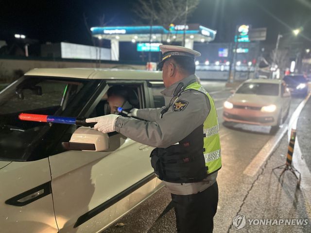 음주 단속 중인 경찰