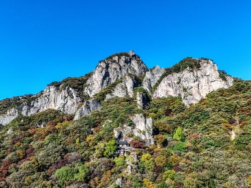 백학봉과 약사암[사진/백승렬 기자]