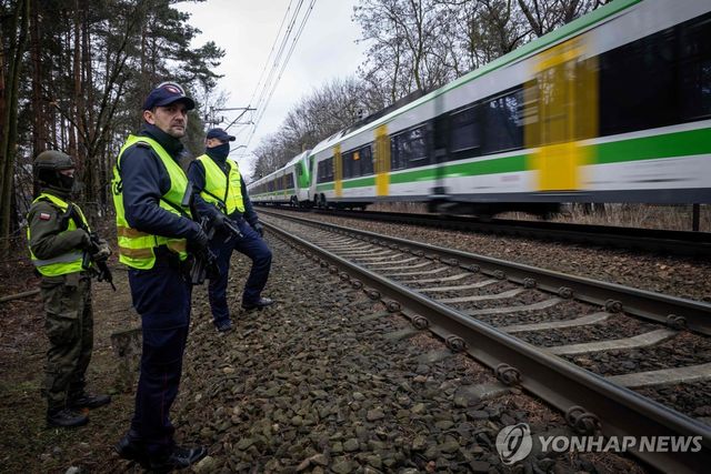 파괴공작 감시하는 폴란드 철도보안요원