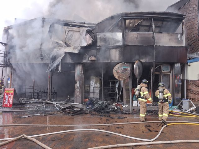 중식당 화재 진압하는 소방대원