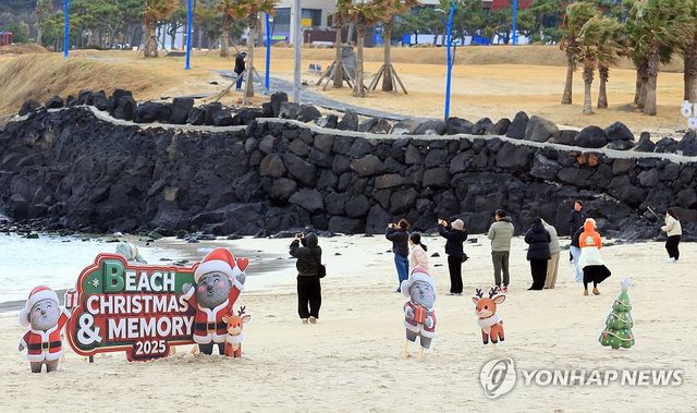 겨울 제주 해변에서 즐기는 크리스마스 분위기