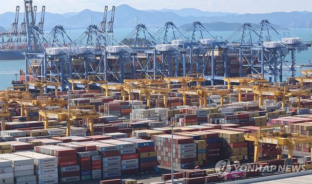 컨테이너 가득 쌓인 부산항 신항 부두