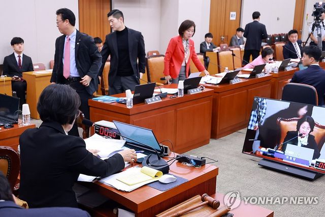 정보통신망법 개정안 의결 앞두고 퇴장하는 국민의힘 법사위원