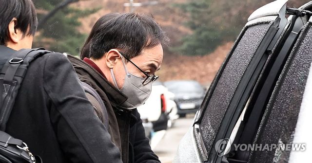 '관저 이전 특혜 의혹' 영장심사 마친 김오진 전 차관