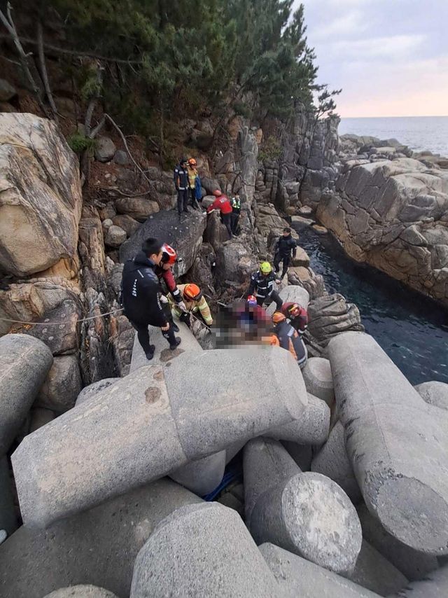 익수자 구조하는 해양경찰과 소방대원들
