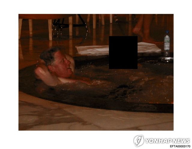 클린턴 전 대통령이 욕조에 한 여성과 함께 들어간 모습