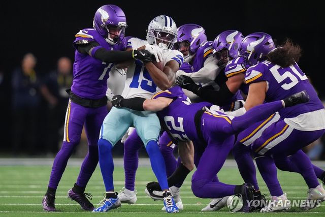 댈러스 카우보이스와 미네소타 바이킹스의 NFL 경기 모습. 