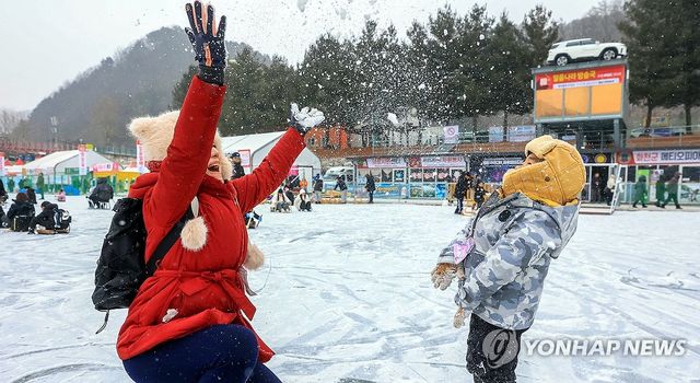 눈이 반가운 동남아 관광객