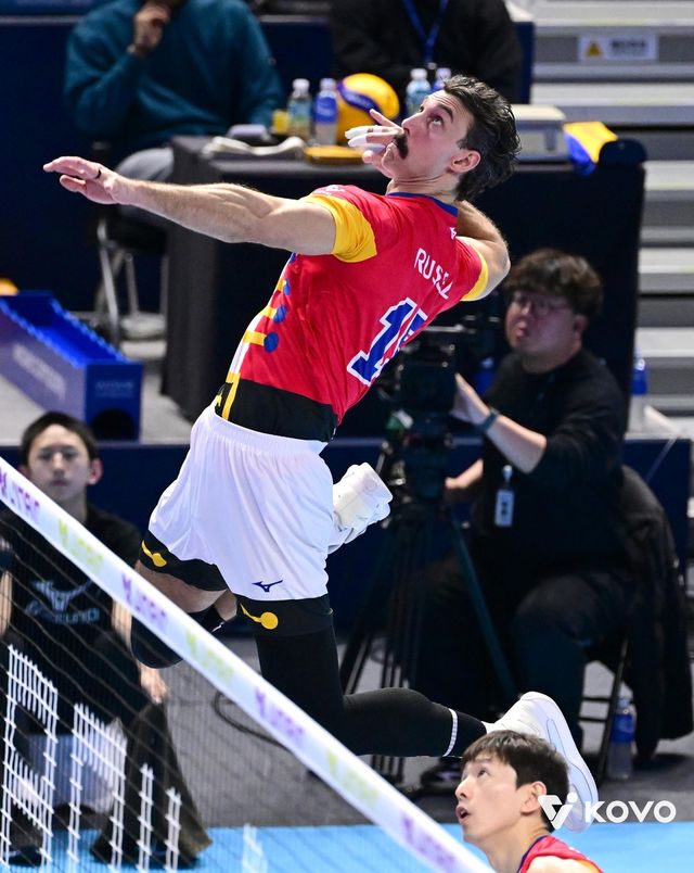 스파이크하는 대한항공의 러셀 