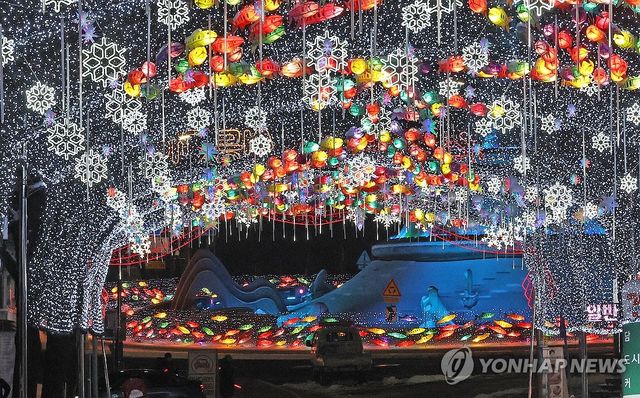 화천산천어축제 서막...불 밝힌 선등거리