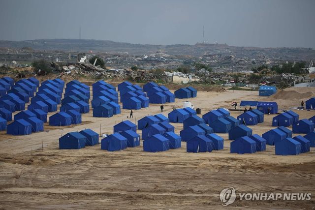 가자지구 중부 누세이라트 난민촌에 설치된 이재민 임시 거주 시설