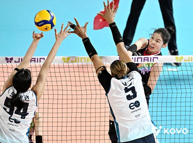 GS칼텍스의 실바를 앞에 두고 공격하는 정관장의 인쿠시(맨 오른쪽)