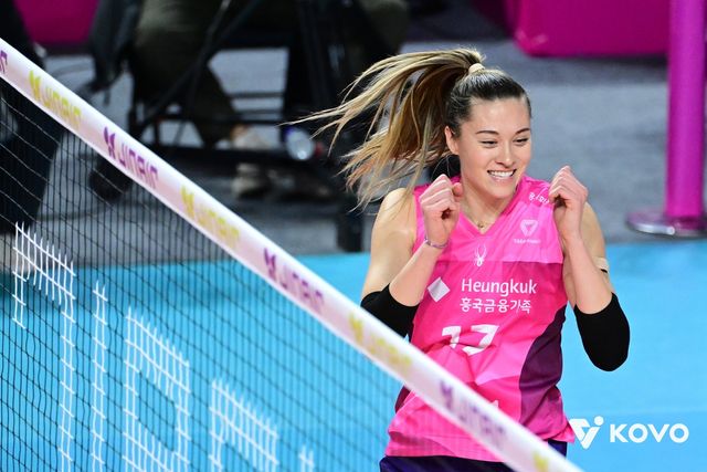 득점한 뒤 기뻐하는 레베카