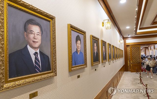 역대 대통령 초상화 바라보는 시민들