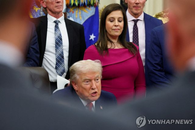 도널드 트럼프 미국 대통령과 엘리스 스터파닉 하원의원