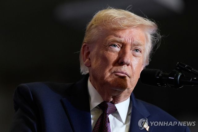 연설하는 트럼프