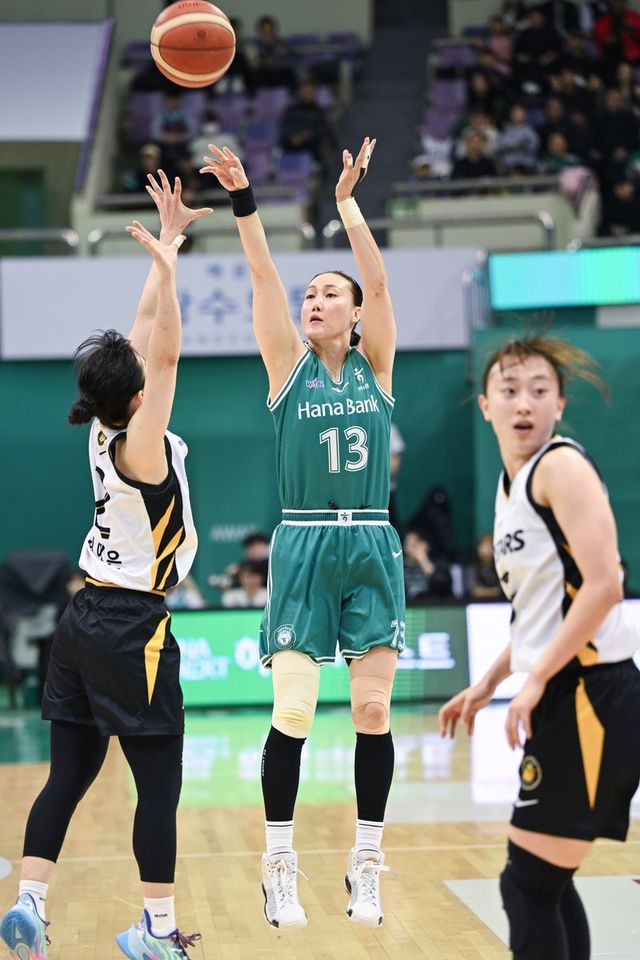 KB와의 경기에 출전한 김정은(13번)