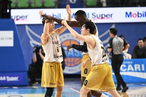 가스공사 박지훈, 오브라이언트, 소준혁의 하이파이브