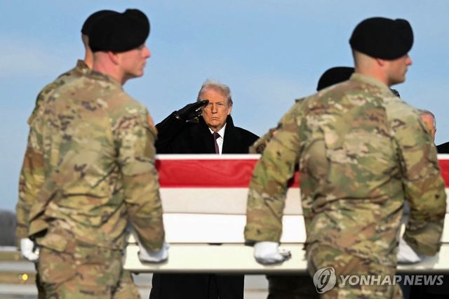 시리아에서 피격 사망한 미군 병사 귀환·운구 행사에 참석한 트럼프