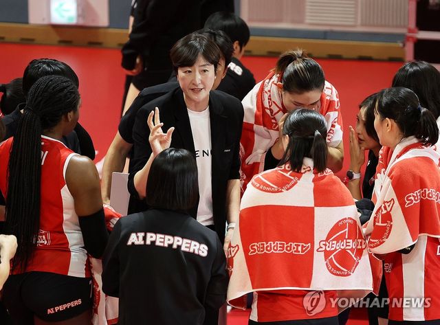 작전 지시하는 장소연 감독