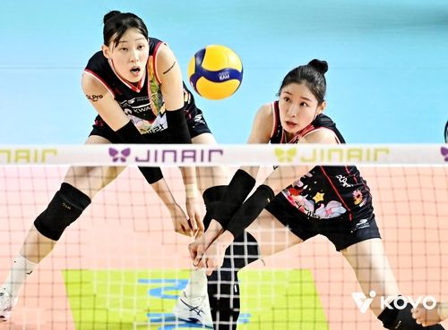 리시브하는 정관장의 인쿠시(오른쪽)