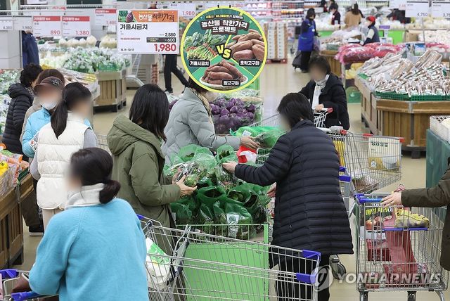 소비자 체감경기 나아졌나…출생 증가세 지속도 관심