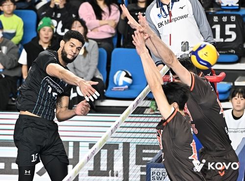 공격 시도하는 현대캐피탈 레오