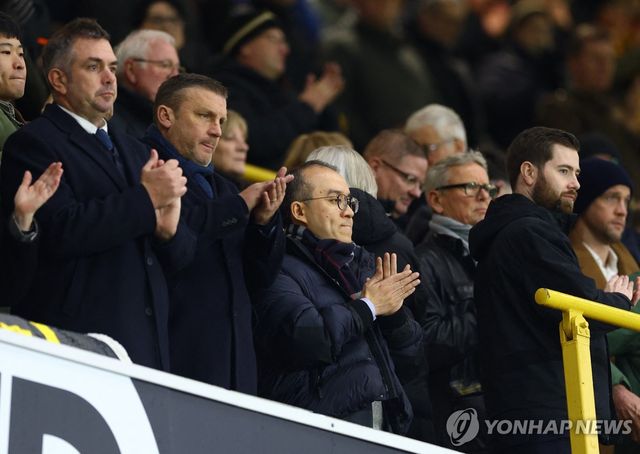 제프 시 울버햄프턴 회장(앞줄 가운데)