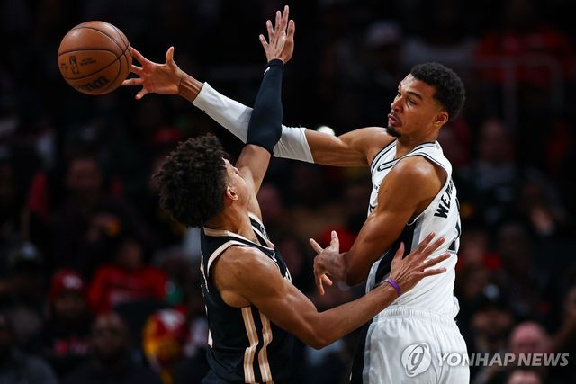 수비하는 빅토르 웸반야마(오른쪽)