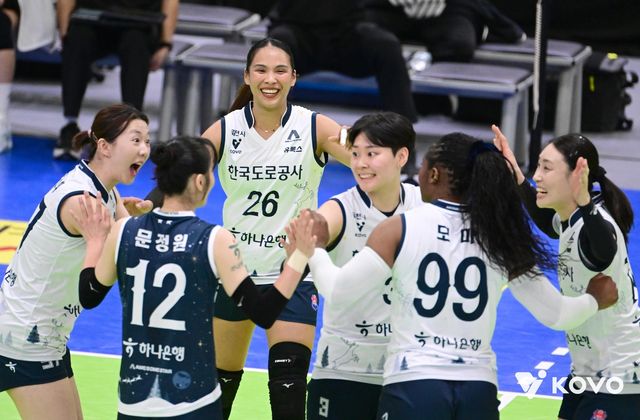 득점 후 기뻐하는 한국도로공사 선수들
