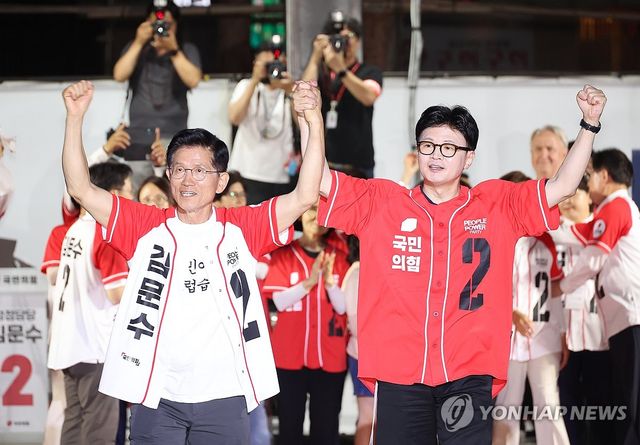 한동훈 전 대표 손 잡은 김문수 대선후보