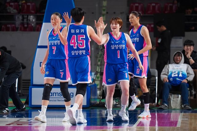 이해란(오른쪽) 등 삼성생명 선수들