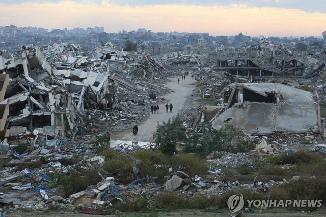 가자지구 중부 누세이라트 난민촌의 파괴된 주택들