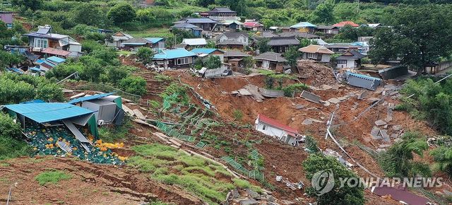토사에 휩쓸린 산청 마을
