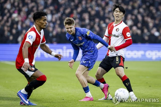 볼을 다투는 페예노르트의 황인범(맨 오른쪽)