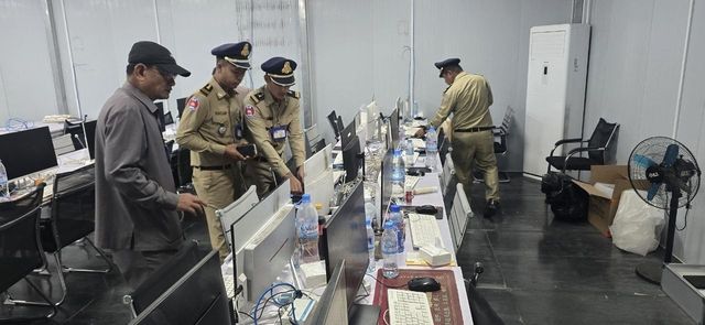 범죄단지 급습한 캄보디아 경찰