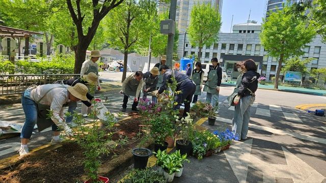 신천근린공원 가꾸는 '송파 마을정원사'