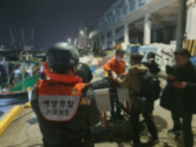 부상한 승객 구조