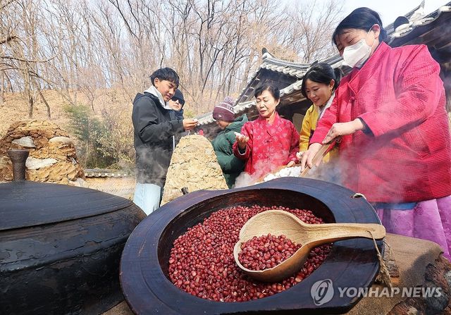 동지 팥죽 쑤는 풍경