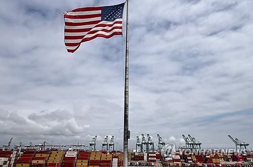 미 로스앤젤레스항의 성조기