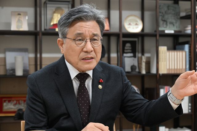 인터뷰하는 허민 국가유산청장 