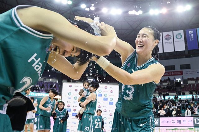 후배들과 대기록 달성 기쁨 나누는 김정은