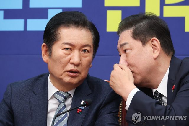 귀엣말하는 정청래 대표와 김병기 원내대표